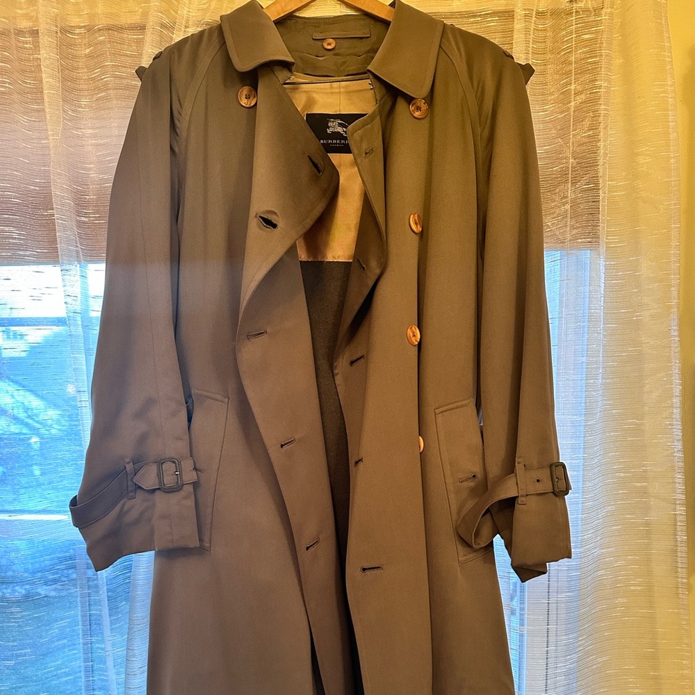 Authentic Burberry men’s trench coat, brand new condition in size Small